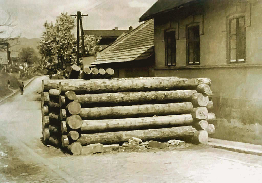 Lipnik_Barykada.v.Lipniku.z.1945.jpg